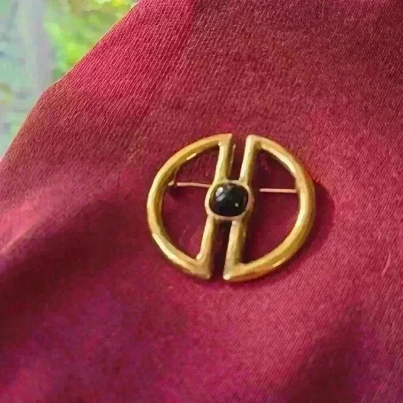 Crown Trifari brooch Gold-toned with black stone - Picture 6 of 12